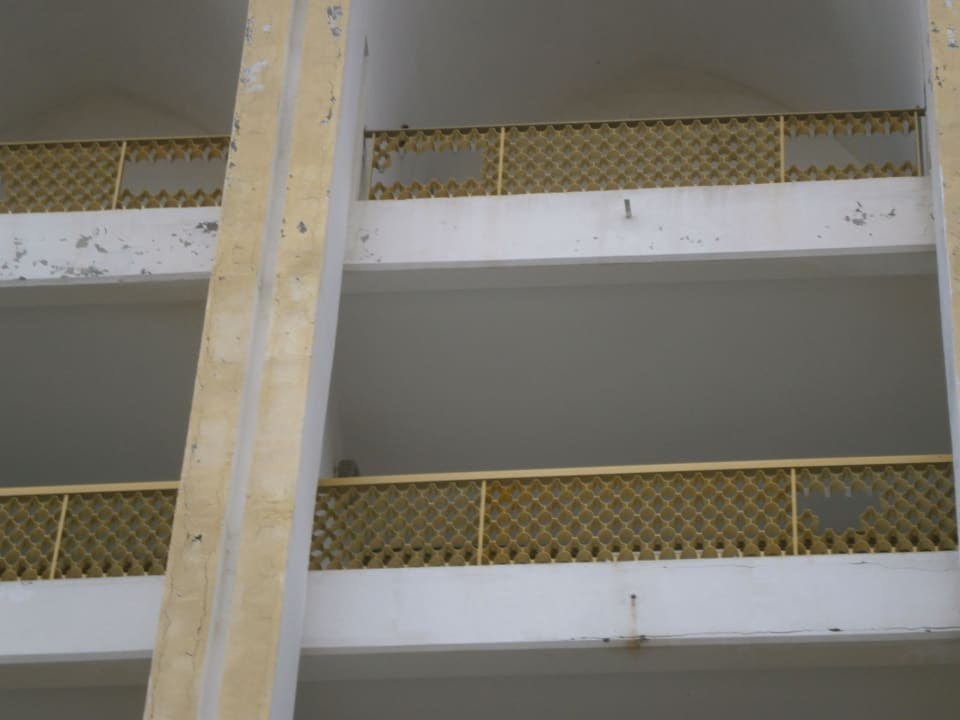 Balkongeländer abgerissen,zerbrochen Hotel Amir Palace