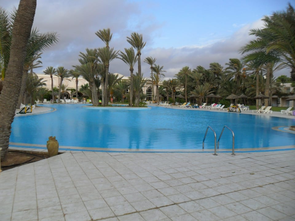 Der vordere Pool Zita Beach Resort
