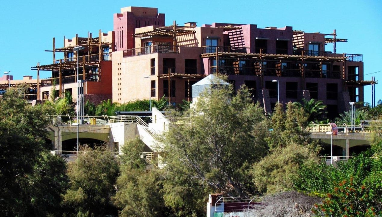 Road view Lopesan Baobab Resort