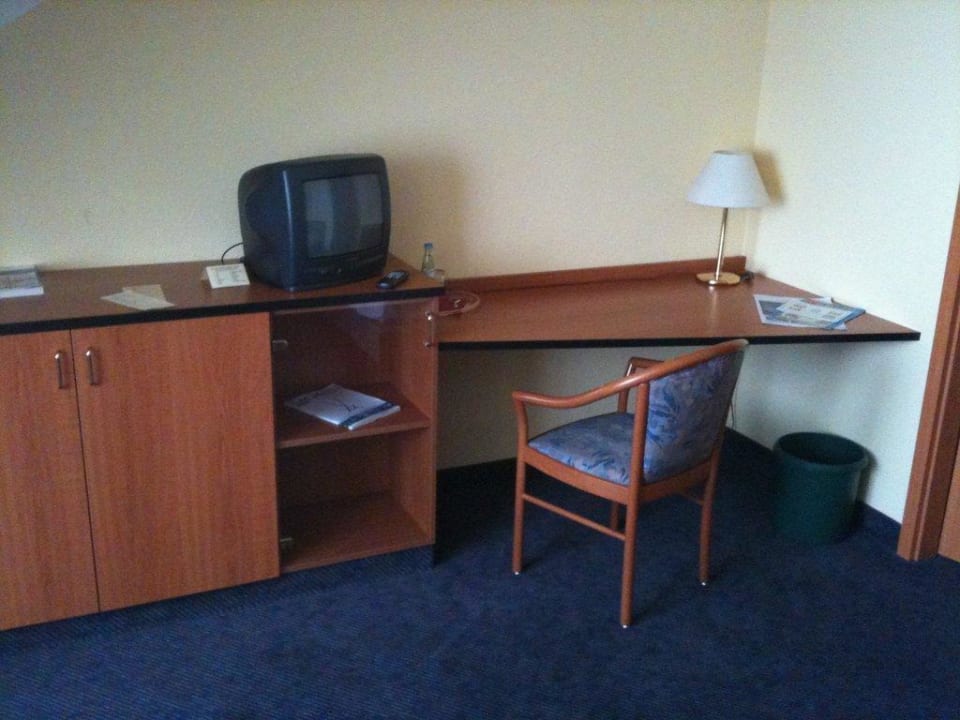 Schreibtisch und TV Hotel Markkleeberger Hof