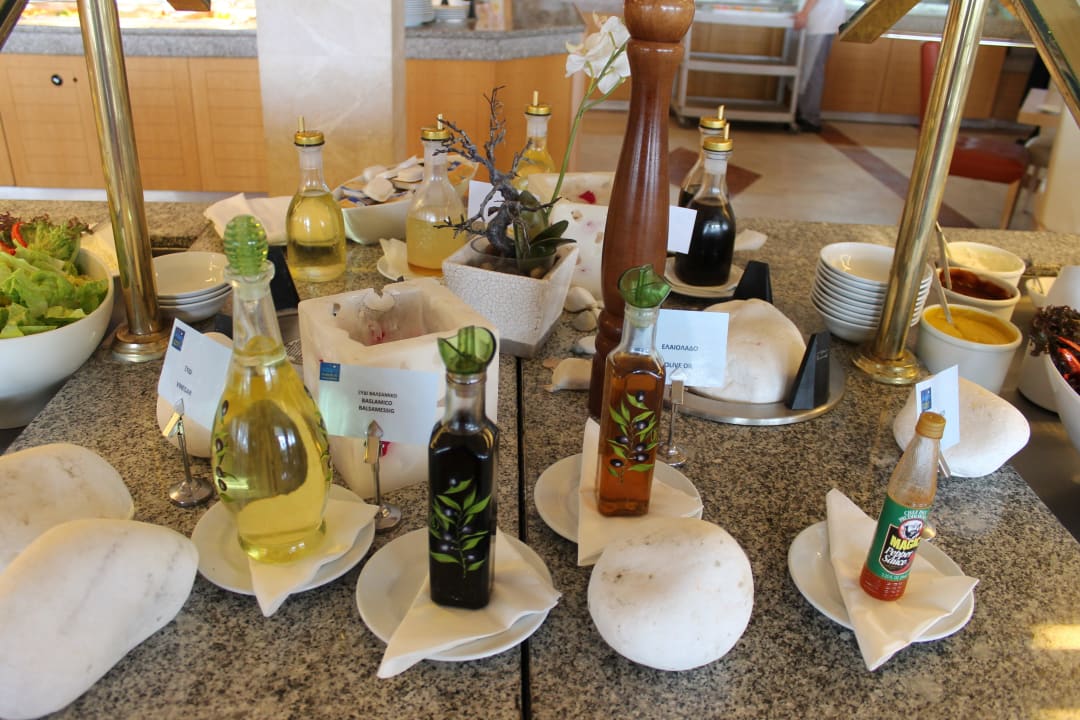 Unterschiedliche Essige und Öle und Saucen! Pelekas Monastery (Im Umbau/Renovierung)