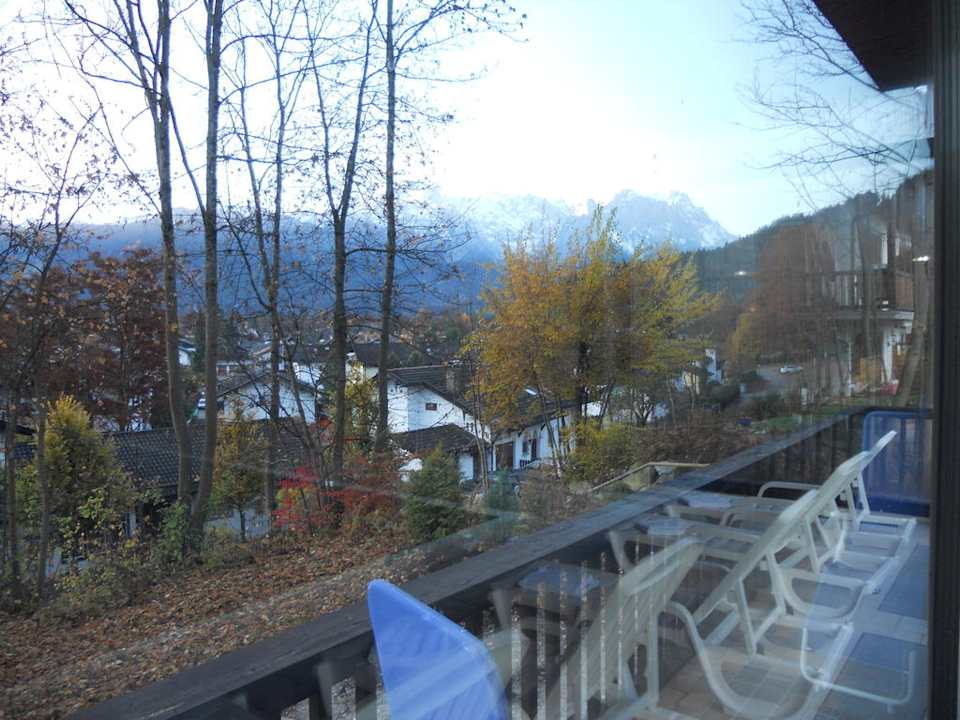 Vom Wellnescenter Blickrichtung Garmisch Grand Hotel Sonnenbichl