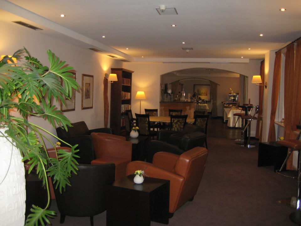 Sitzgelegenheiten vor den Restaurants REGIOHOTEL Berghotel Ilsenburg