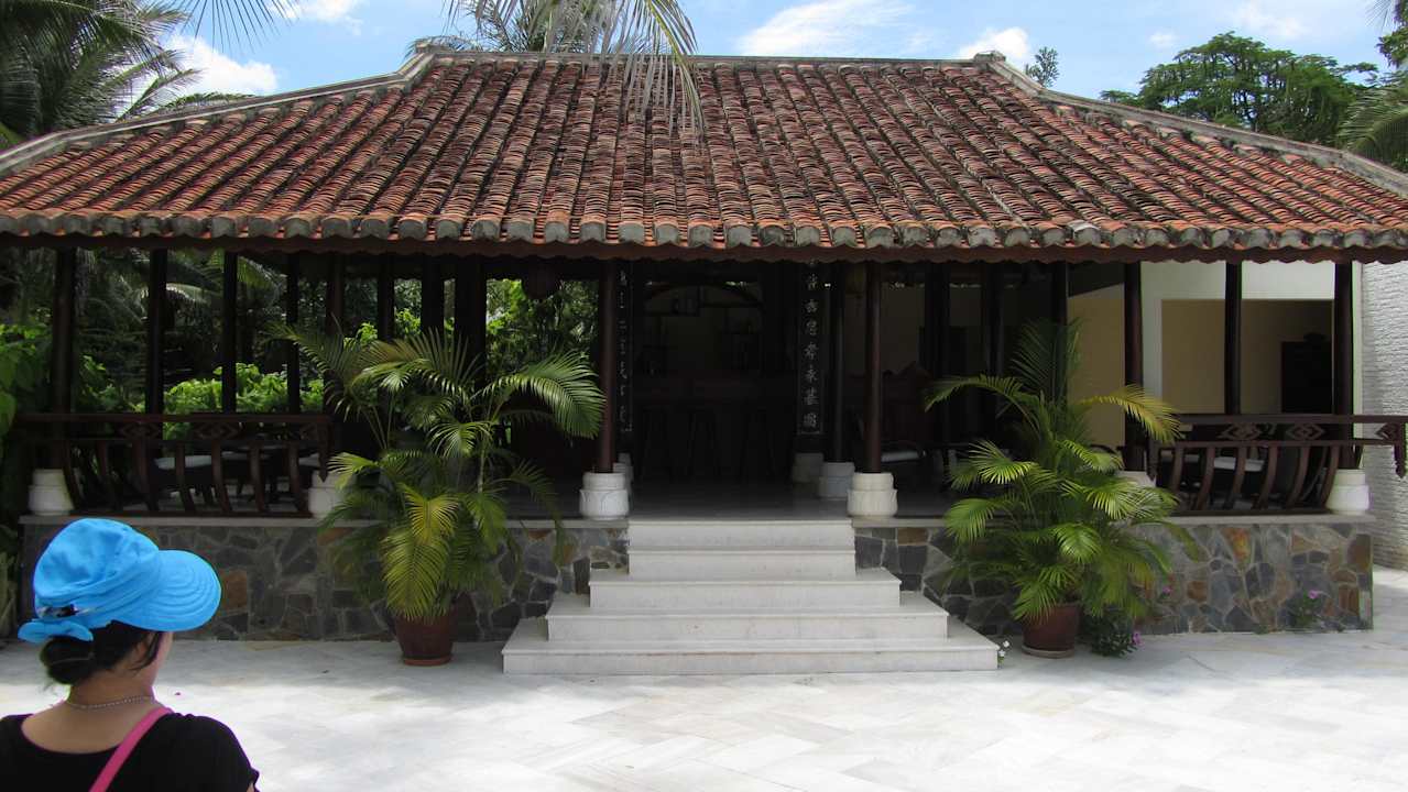 Communal House used as bar by swimming pool Allezboo Beach Resort & Spa