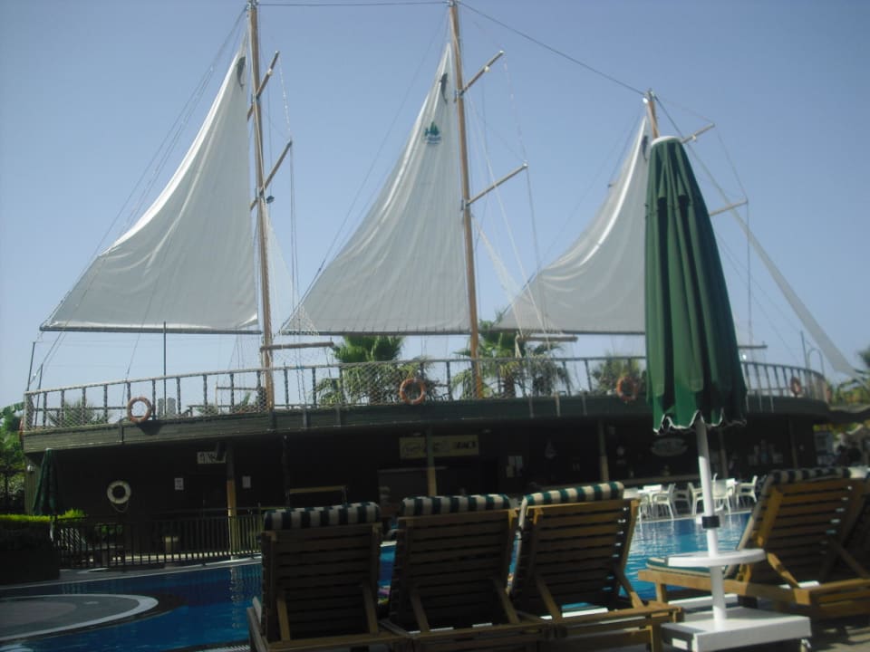 Das Schiff wird abends als Fischrestaurant genutzt Can Garden Resort