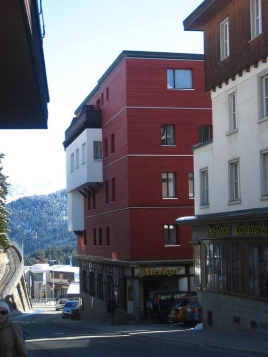 Blick von der Bushaltestelle aufs Hotel MittendrINN Arosa B&B