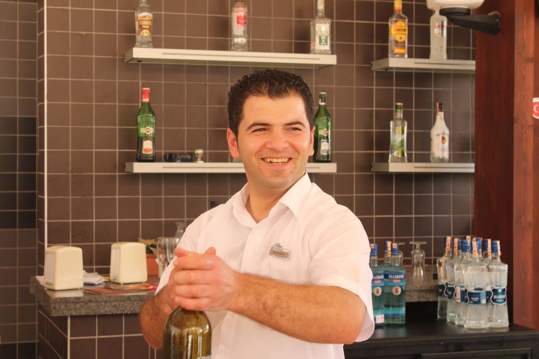 Orhan, altijd gezellig bij jou aan de bar Hotel Royal Garden Beach