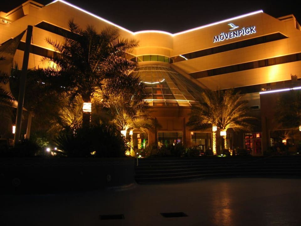Die Ansicht von hinten, nur mit leerem Pool... Hotel Mövenpick Bahrain