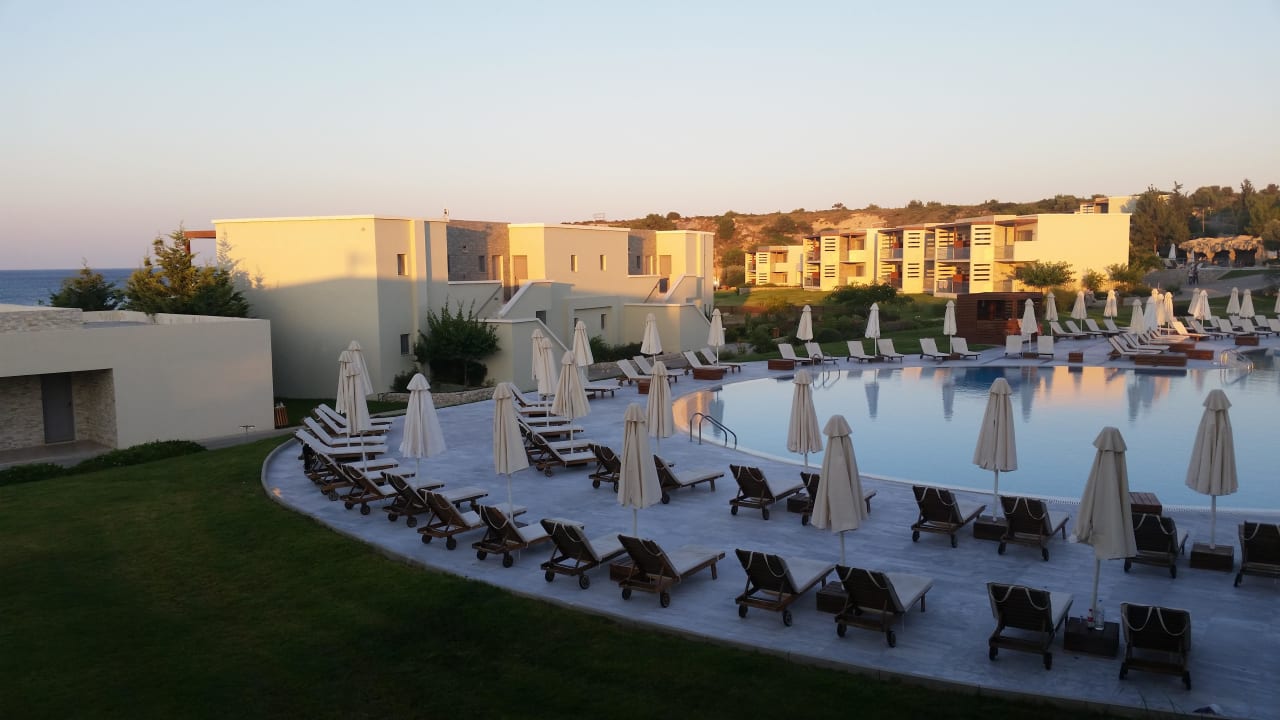 Hauptpool abends SENTIDO Port Royal Villas & Spa