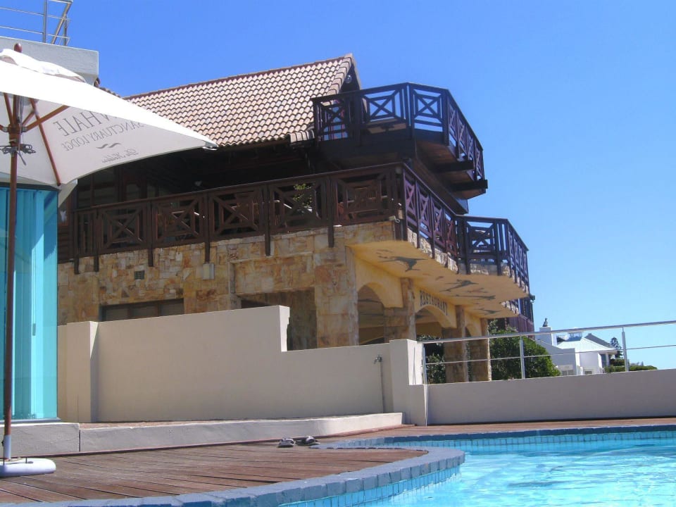Blick vom Guesthouse/ Pool zum Restaurant Sea Star Cliff