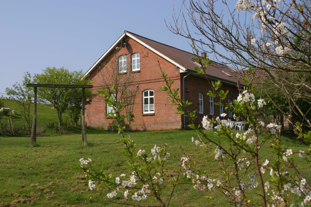 Außenansicht Ferienhaus Hemenswarft direkt an der Nordsee mit Meerblick