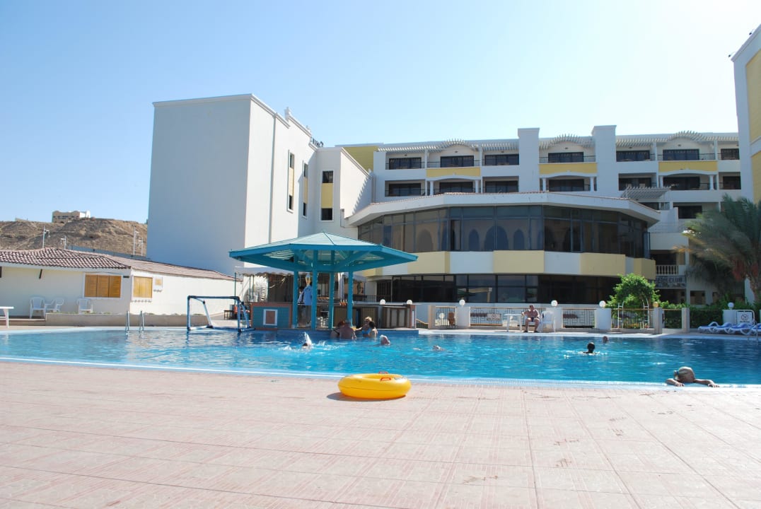 Widok na basen i hotel SUNRISE Holidays Resort (Adults Only)