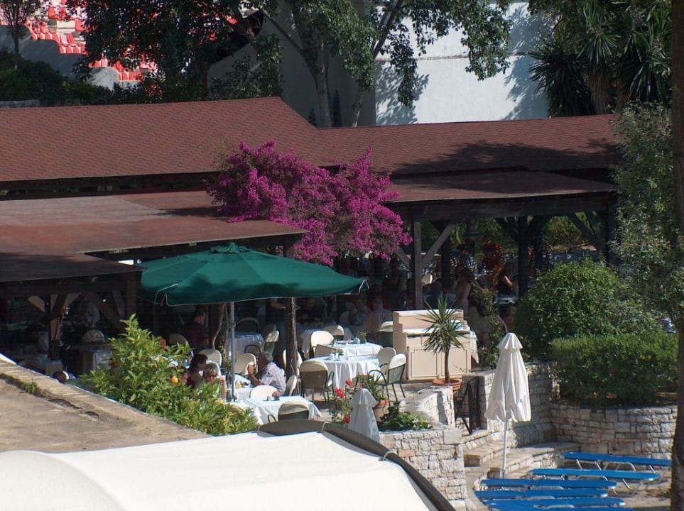 Blick auf den Außenbereich des Restaurants Grecotel LUXME Daphnila Bay