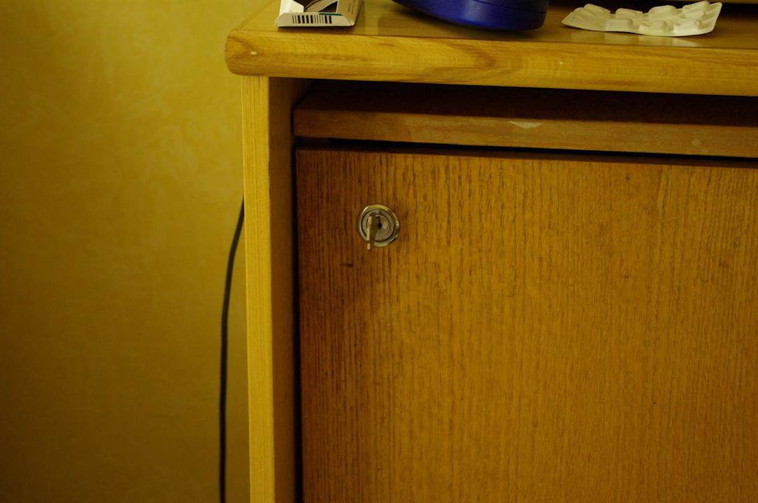 Die Tür von der Minibar-Kühlschrank Ghazala Gardens