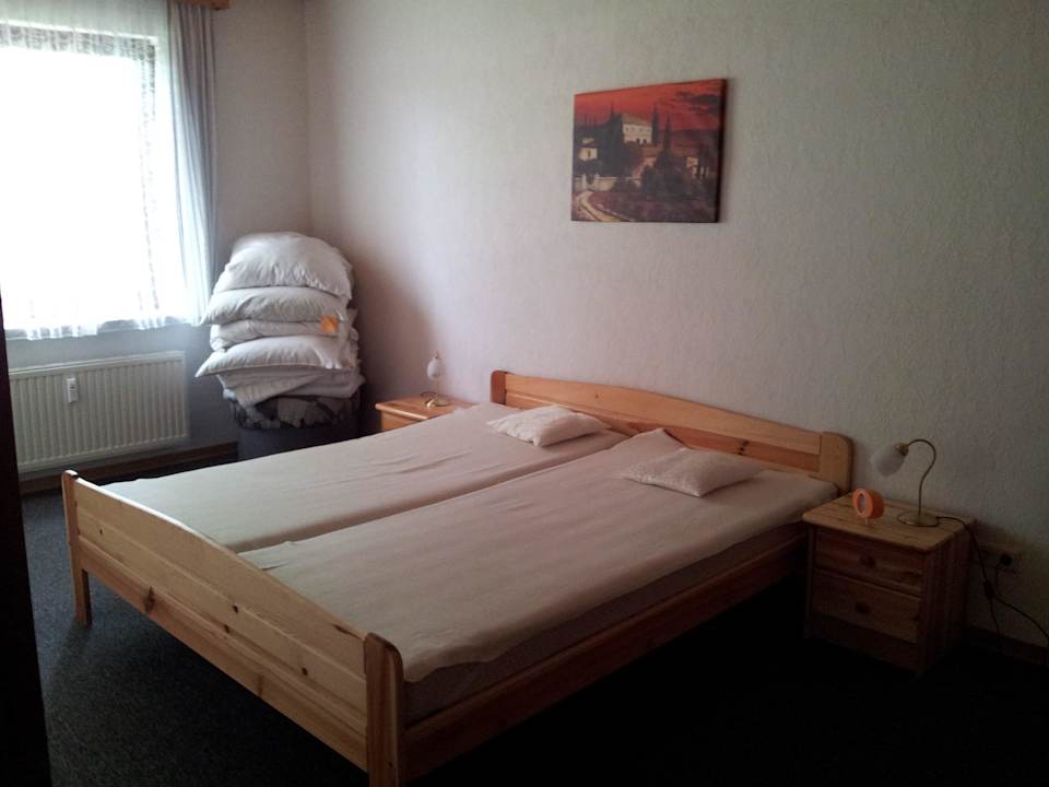 Doppelbett im Schlafzimmer Ferienwohnung Berendt