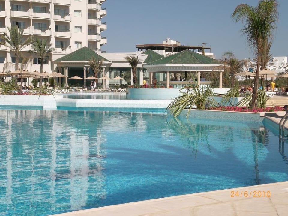 Blick über den Pool auf die Poolbar Iberostar Selection Royal El Mansour