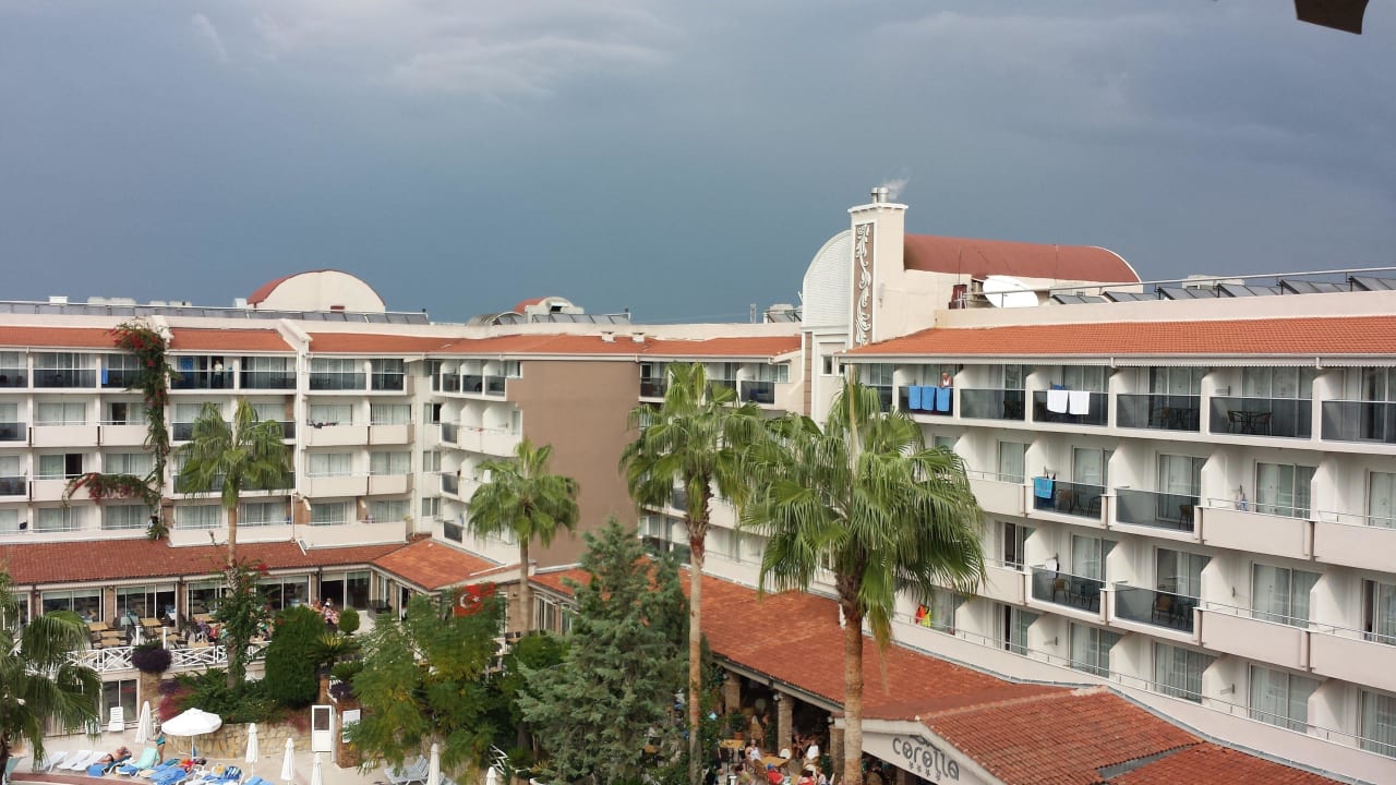 Ein Gewitter zieht auf Seaden Corolla Hotel