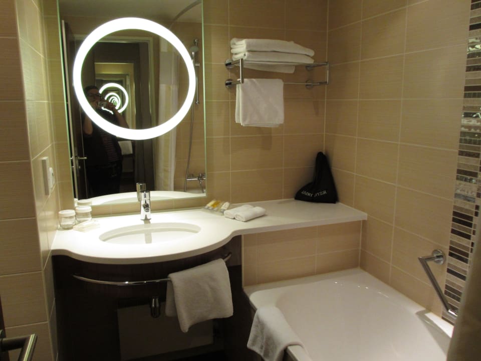 Bad (fensterlos) Hilton Garden Inn Frankfurt Airport