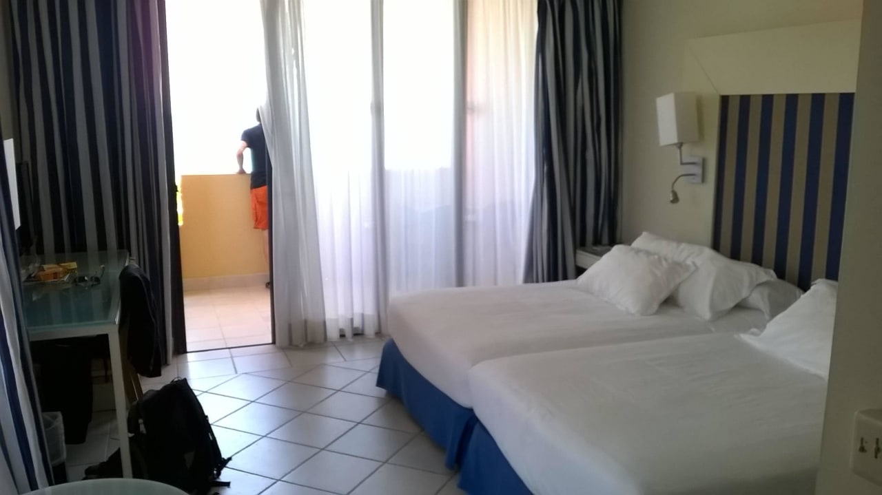 Unser Zimmer mit Blick auf den Balkon zur Meerseit Hotel H10 Tindaya