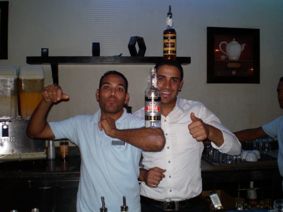 Ahmed mit Kollege, immer gut drauf Pickalbatros Alf Leila Wa Leila Resort - Neverland Hurghada