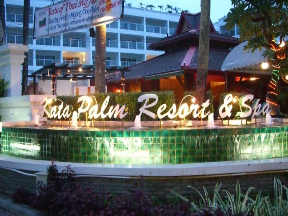 Hotelzufahrt bei Nacht Kata Palm Resort & Spa