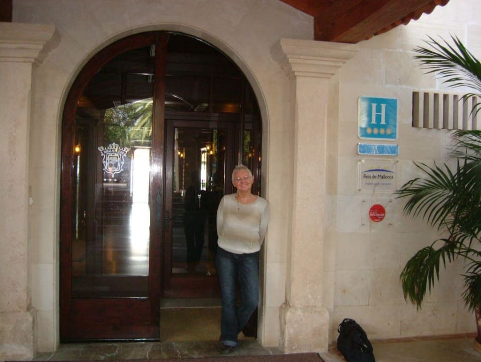 Front enterance to the hotel Illa d´Or Hotel & Club Apartamentos