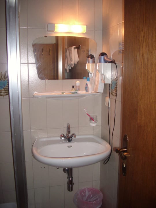 Bad, Dusche.  Gasthof Dorfwirt