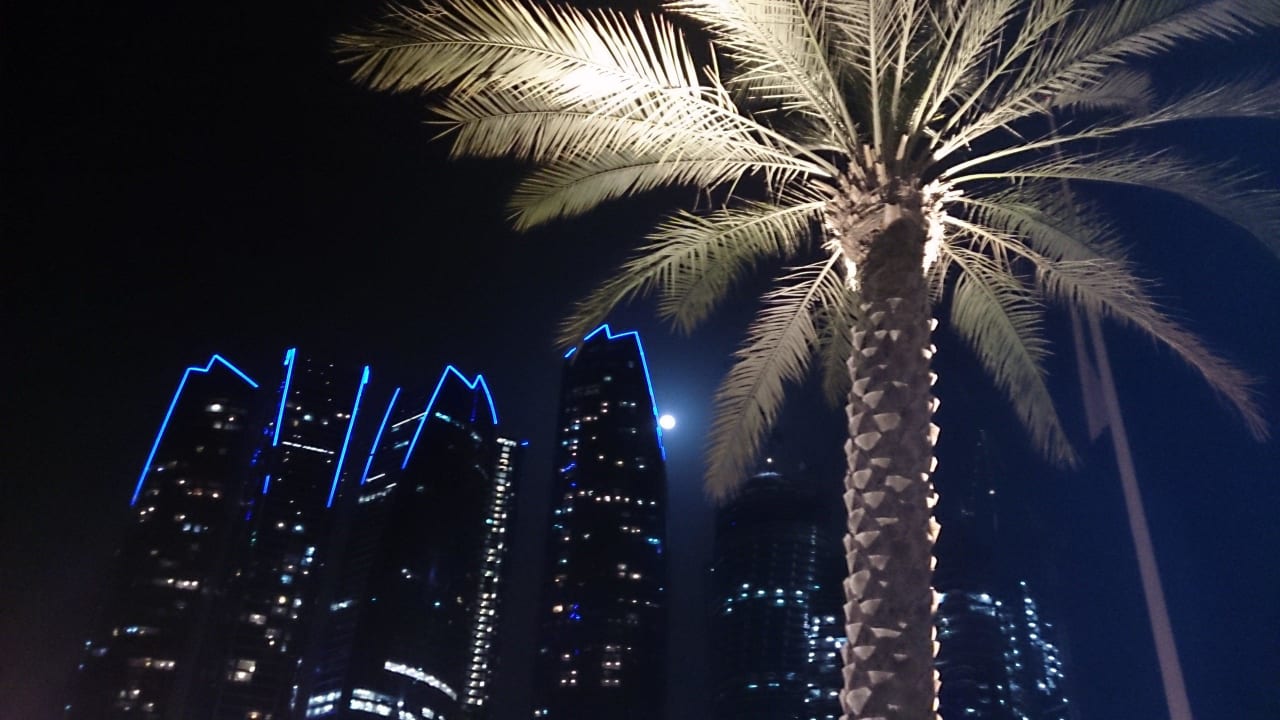 Blick vom Eingang zu den Etihad Towers Emirates Palace Mandarin Oriental