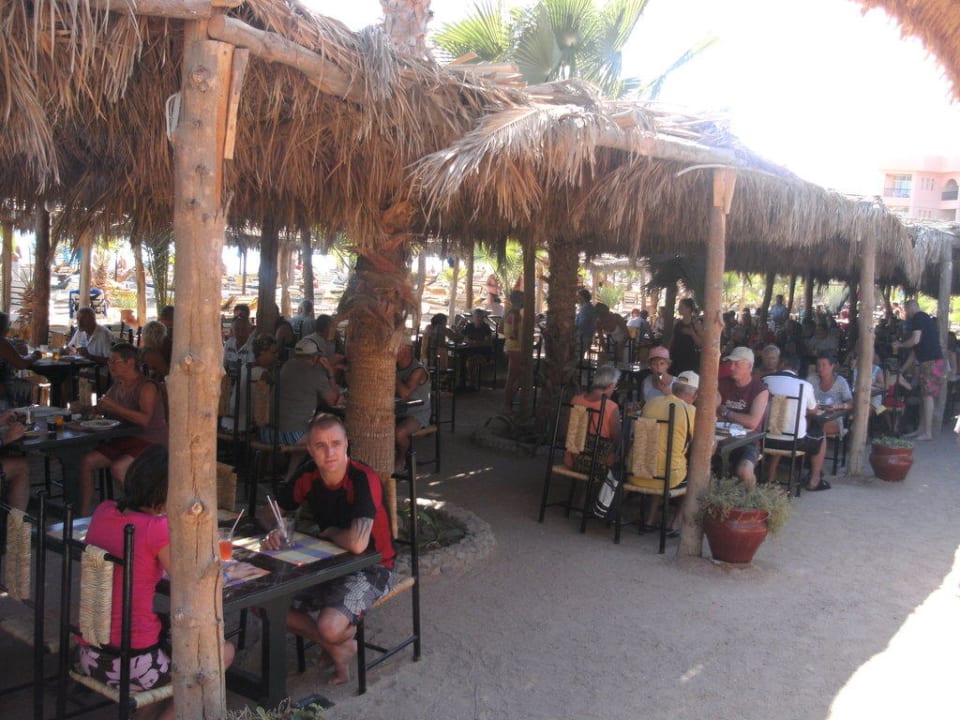 Sitzbereich beim Mittagessen am Strandrestaurant Giftun Azur Resort