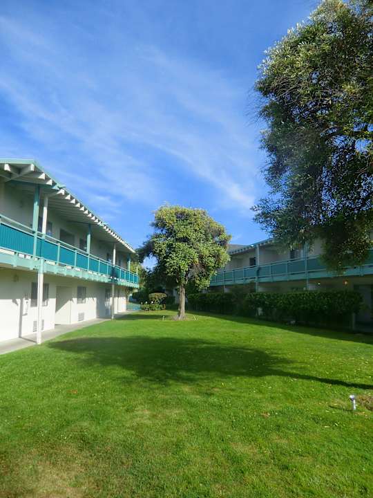 Sehr gepflegter Gartenbereich Hotel Coral Reef Inn & Suites