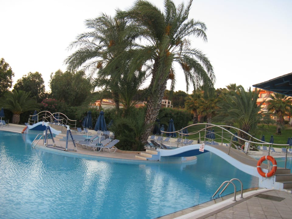 Der Pool mit Insel Kresten Palace Hotel