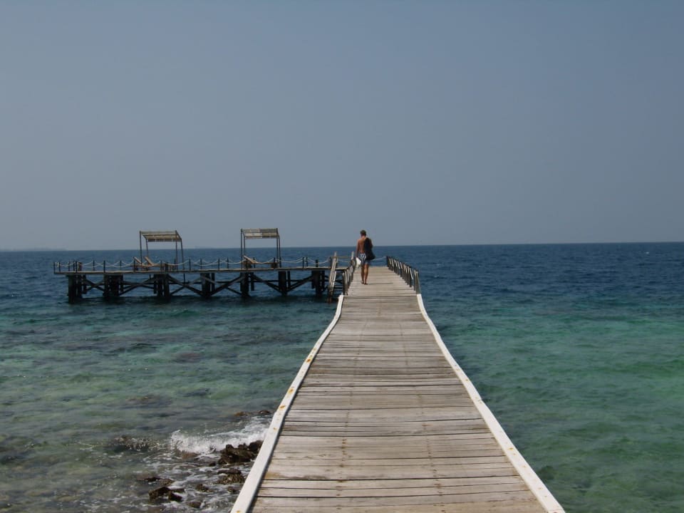 Jetty über die Lagune zum Meer Kura Kura Resort