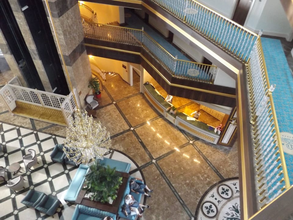 Aus einer Oberen Etage in die Lobby The Lumos Deluxe Resort Hotel