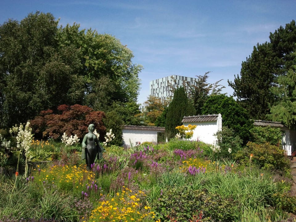 Blick vom Park Planten un Blomen auf das Hotel Mercure Hotel Hamburg Mitte
