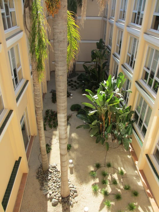 Einer der schön bepflanzten Innenhöfe Hipotels Playa la Barrosa