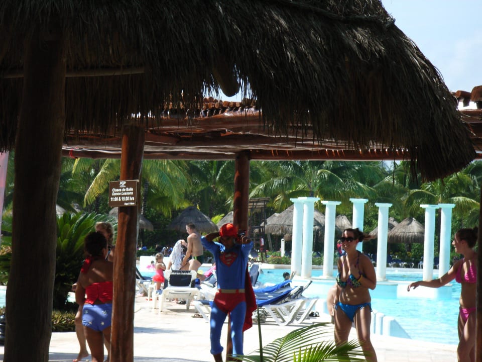 Animation am Pool Grand Palladium Kantenah Resort & Spa