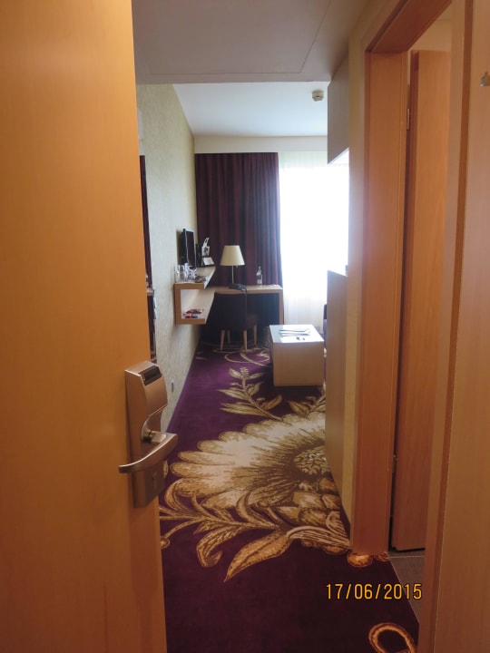Blick ins Zimmer vom Gang  Hotel Mondial am Dom Cologne- MGallery
