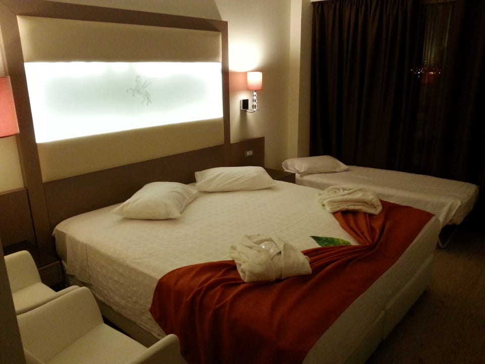Unser Zimmer Deluxe für 3 etwas klein aber schön. Pegasos Deluxe Beach Hotel