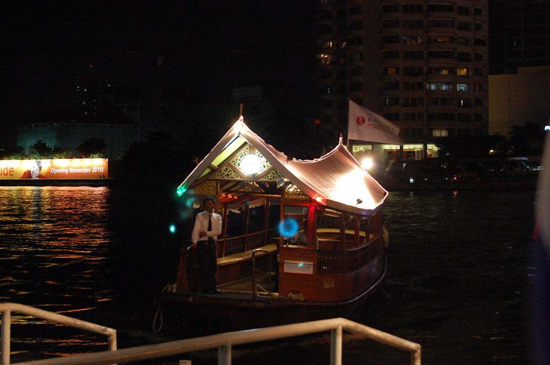 Bootsshuttle bei Nacht Ramada Plaza by Wyndham Bangkok Menam Riverside