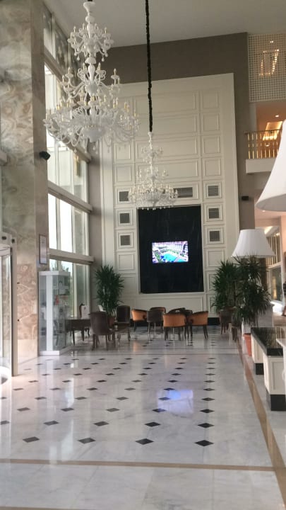 Lobby Well Palace Side