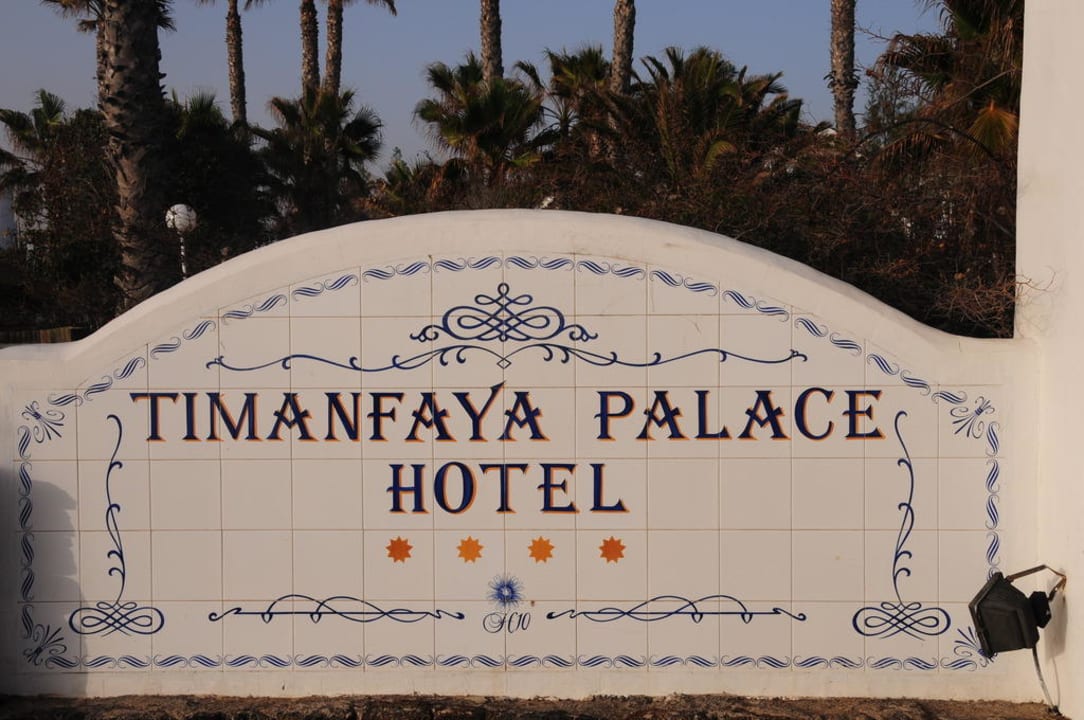 Eingang von der Strandpromenade zum Hotel H10 Timanfaya Palace - Adults only
