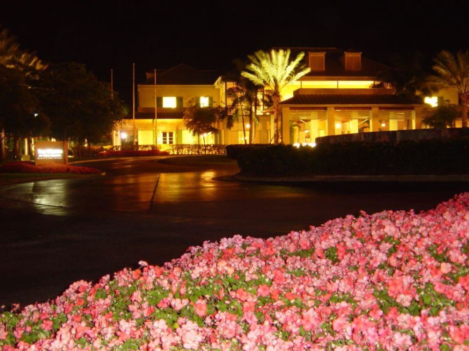 Eingangsbereich bei Nacht Hotel Our Lucaya - Lighthouse Point