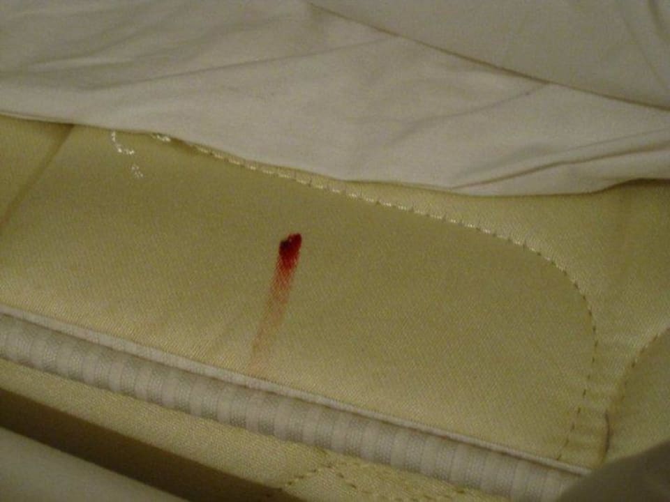 Blutfleck auf Matratze Relax Airport