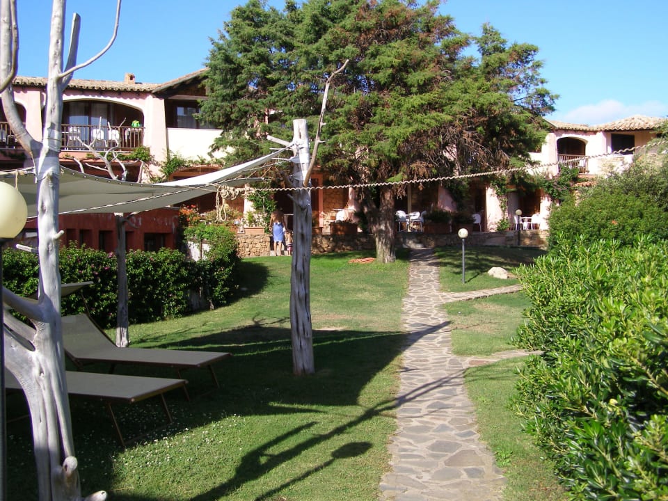 Weg zu den Apartments und Bungalows Appartments Baia Caddinas Clubresidence