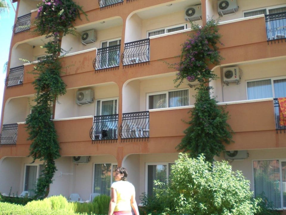 Ansicht der bungalowähnlichen Zimmer Club Turtas Beach Hotel