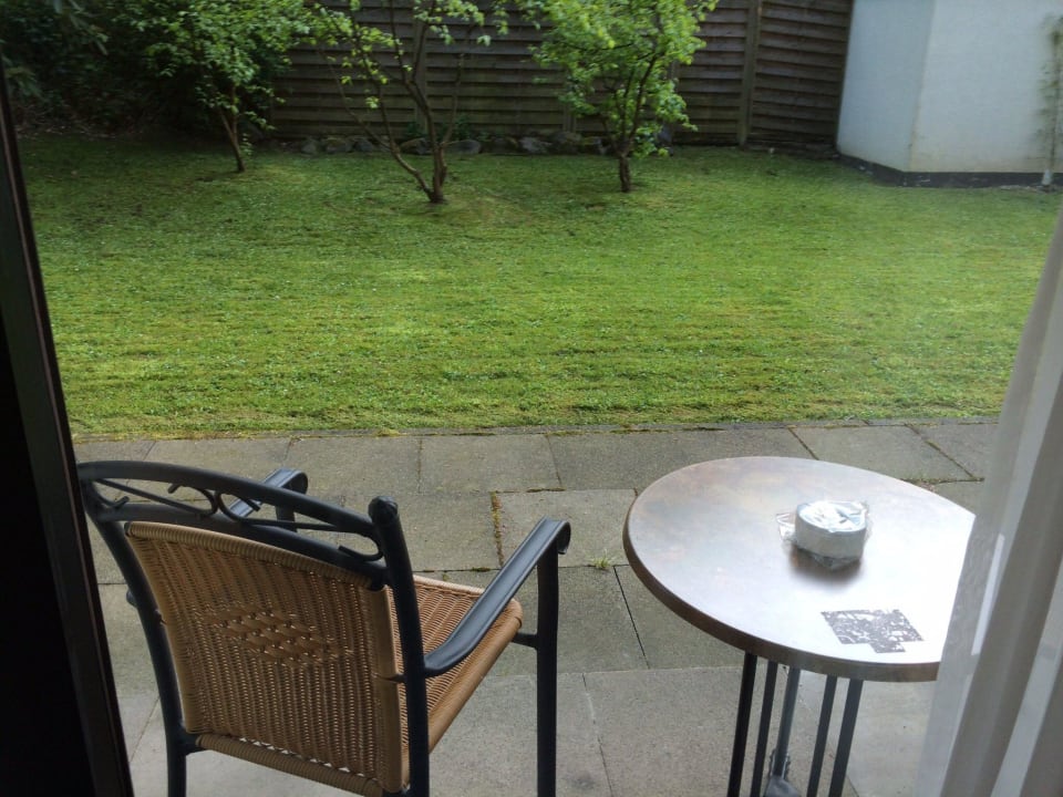 Blick aus Zimmer auf Terrasse  Fletcher Hotel-Restaurant Arnsberg-Sauerland