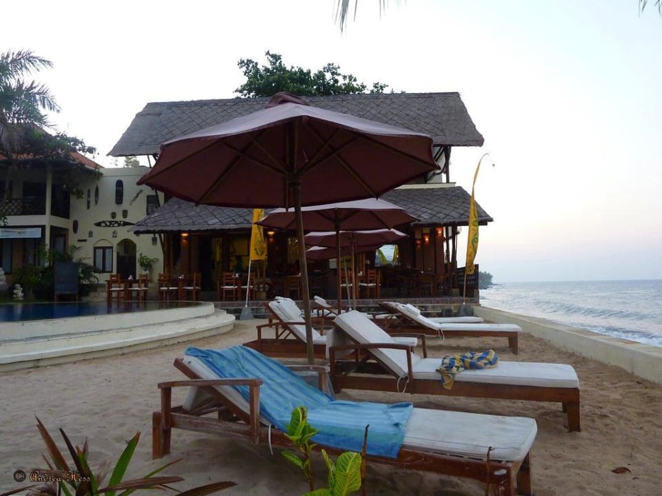 Restaurant, Pool und Liegen Hotel Tauch Terminal Resort Tulamben