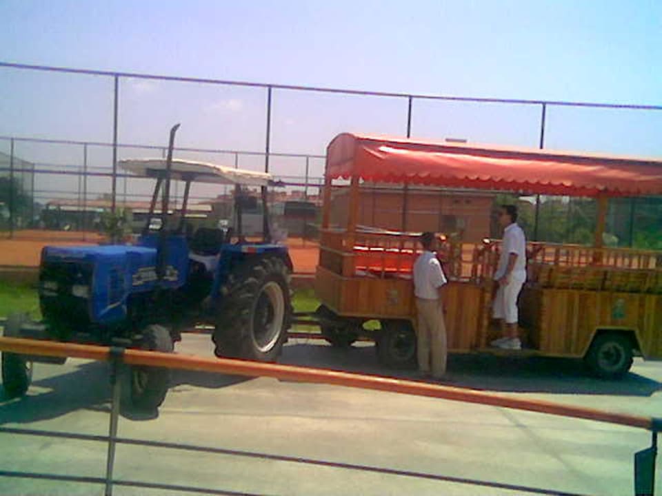 Traktor mit umgebautem Hänger Club Grand Aqua