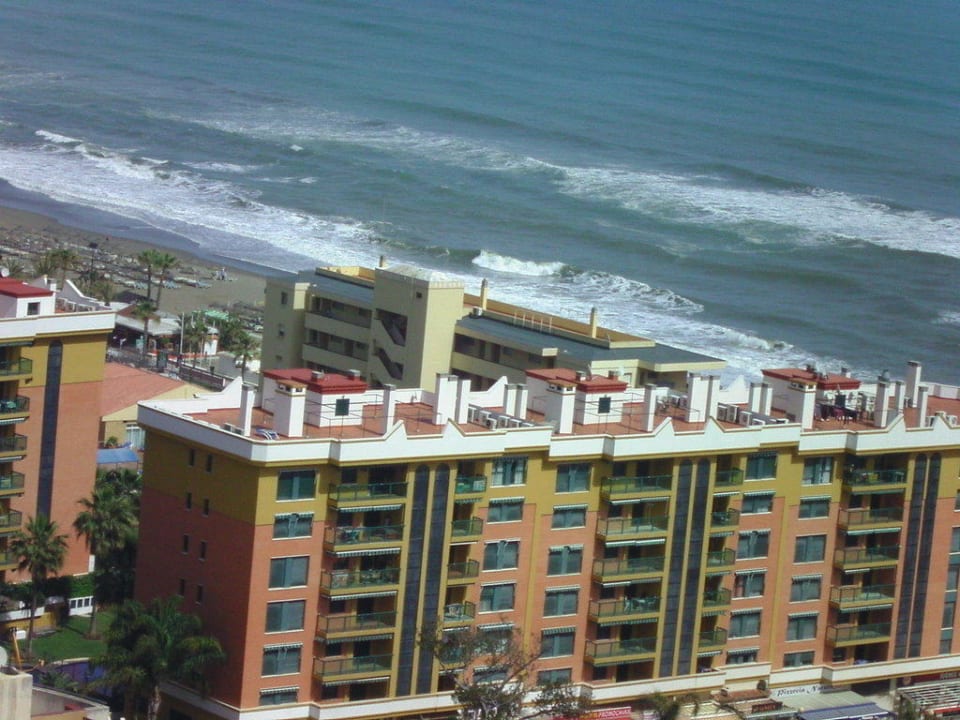 Blick vom 8. Stock über diverse Hochhäuser zum Strand BLUESEA Gran Cervantes