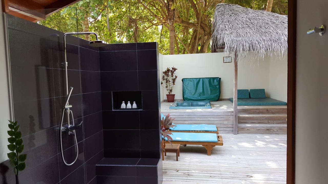 Bad und Innenhof Meeru Maldives Resort Island